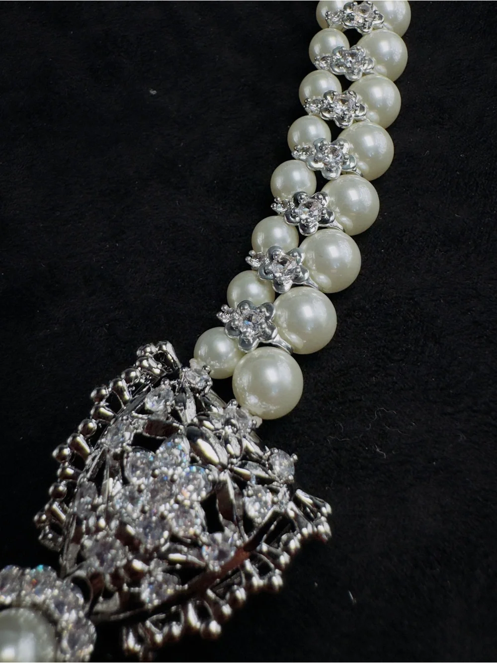 Elegant Pearl Bow Statement Necklace - White